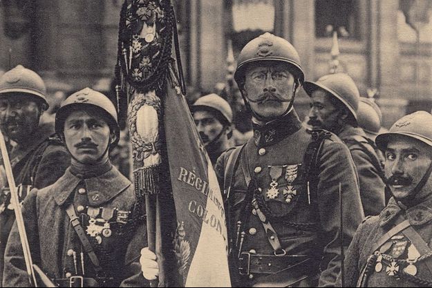 L'étendard de son régiment, le 52e d'infanterie coloniale lors d'une remise de médailles, en 1917. 