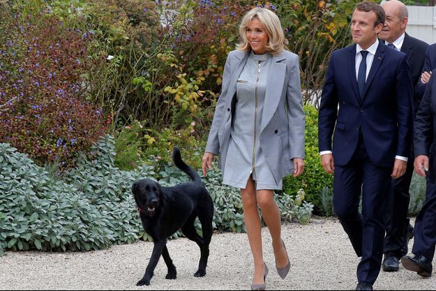 Fin septembre, à l'Elysée, Emmanuel et Brigitte Macron et leur chien Nemo. 