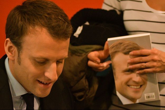 Emmanuel Macron lors d'une séance de dédicace. 