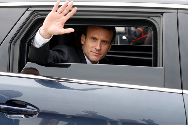 Emmanuel Macron lundi matin à Richebourg (Pas-de-Calais). 