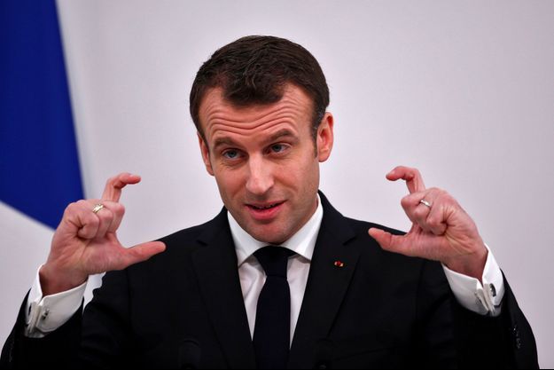 Emmanuel Macron lors d'une conférence de presse en Inde, lundi, où il a répondu aux critiques de François Hollande.