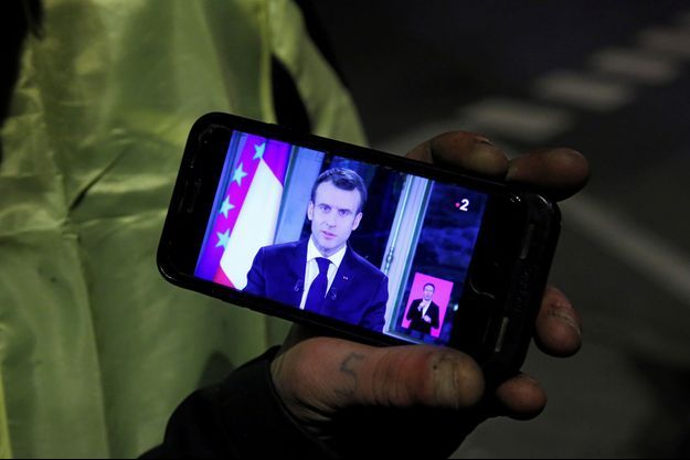 Macron Tente De Calmer La Colere Sans Convaincre Les Gilets Jaunes