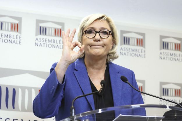 Marine-Le-Pen-seule-au-Front.jpg