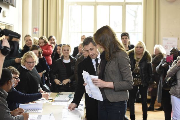 Nicolas Sarkozy a voté en compagnie de son épouse Carla Bruni à Paris.
