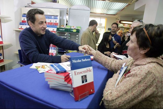 Nicolas Sarkozy dédicace son livre "Ensemble" en avril 2007 à Saint-Rémy-de-Provence.