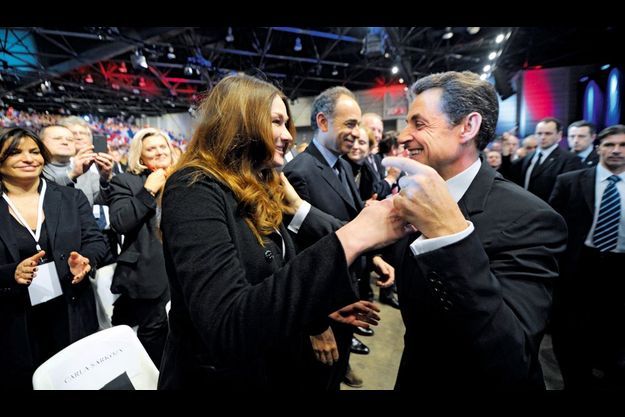  A Marseille, dimanche 20 février. Après un discours d’une heure, le candidat Sarkozy rejoint sa supportrice. Elle s’est installée discrètement, elle repartira après avoir goûté au bain de foule sous haute protection. 