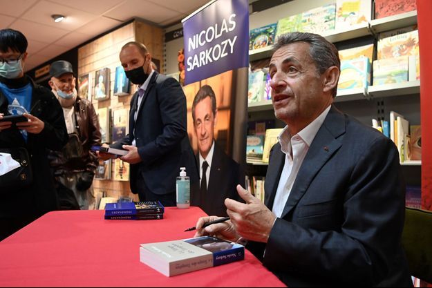 Nicolas Sarkozy samedi à Toulon pour la promotion de son dernier livre. 