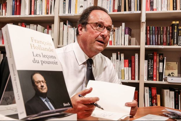 François Hollande ici en séance de dédicaces vendredi à la librairie Ryst à Cherbourg. 