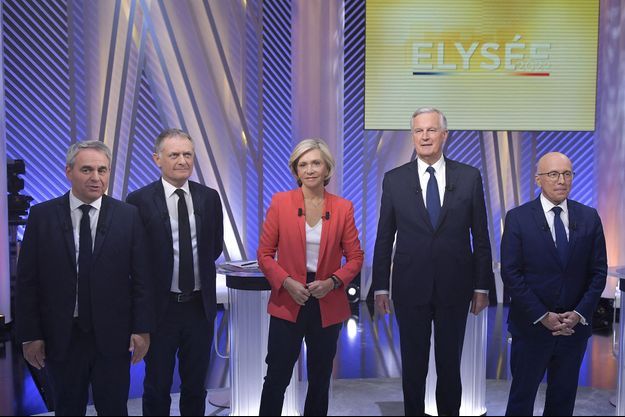 Xavier Bertrand, Philippe Juvin, Valérie Pecresse, Michel Barnier et Eric Ciotti lors du dernier débat LR le 30 novembre 2021.