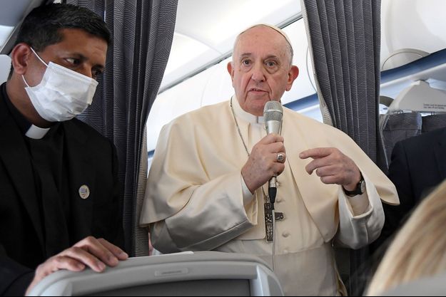 Le pape avec les journalistes lors d'une conférence de presse dans l'avion le ramenant d'Athènes. 