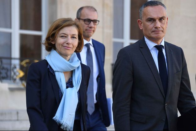 La ministre des Armées Florence Parly avec le député européen Arnaud Danjean (LR) vendredi matin dans la cour de l'Elysée. 