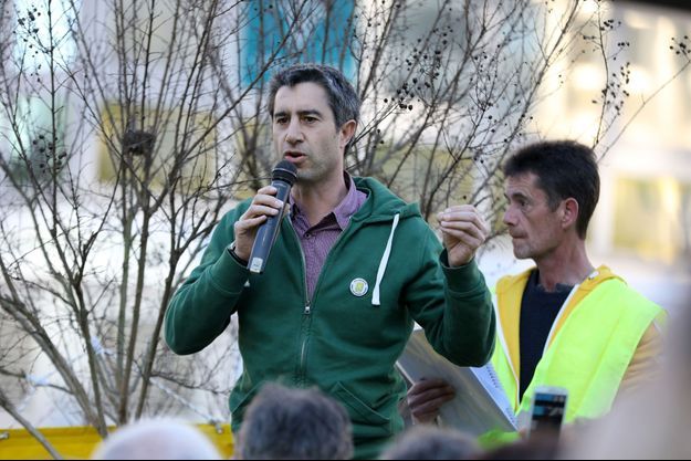 Ruffin Pique Nique Pres De L Elysee Et Demande Que Macron Negocie Avec Les Gilets Jaunes