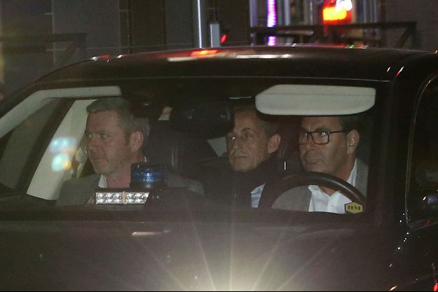 Nicolas Sarkozy quittant l'office anticorruption à Nanterre , mercredi soir. 