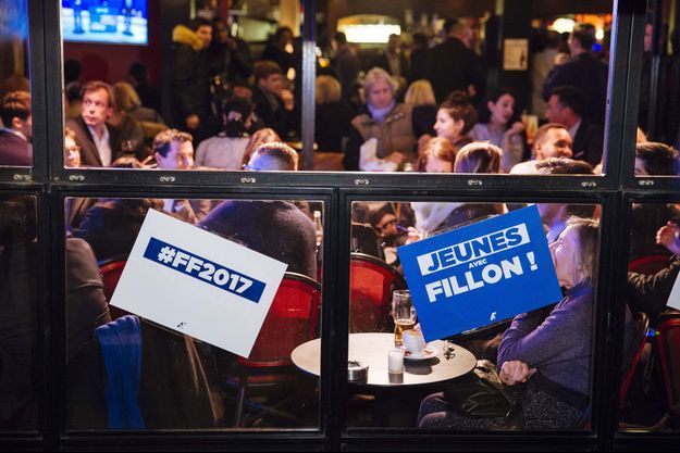 Réunion de partisans de François Fillon dans un bar parisien, pour le débat des primaires du 24 novembre 2016.