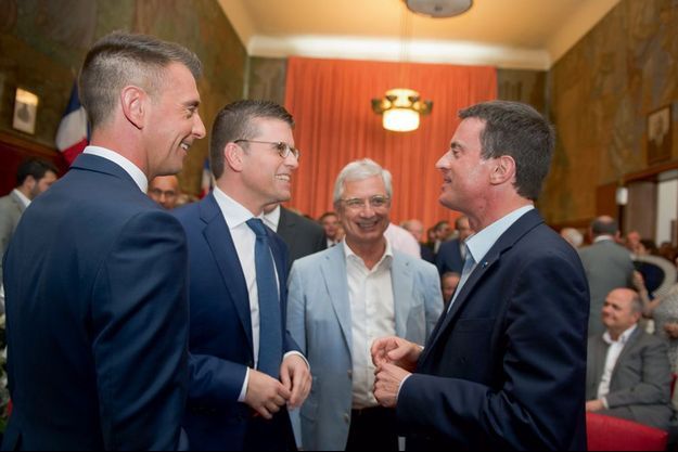 Saison Des Mariages Valls Benit Le Premier Mariage Gay D Un Senateur