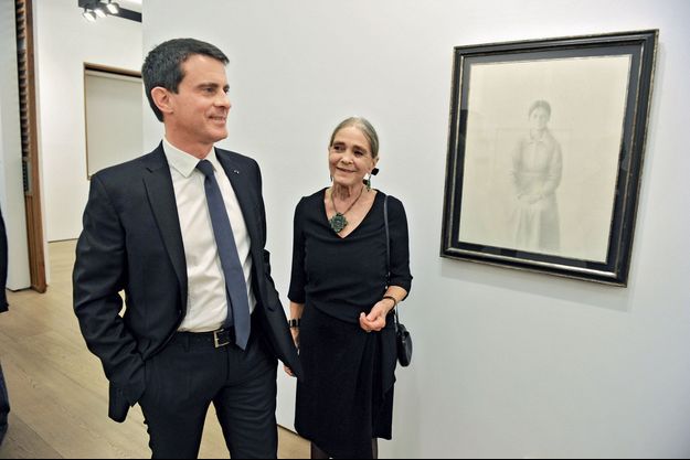 Manuel Valls devant un tableau de son père, Xavier Valls, à la galerie d’art madrilène Fernandez-Braso, le 7 mars. A côté de lui, sa mère, Luisa.