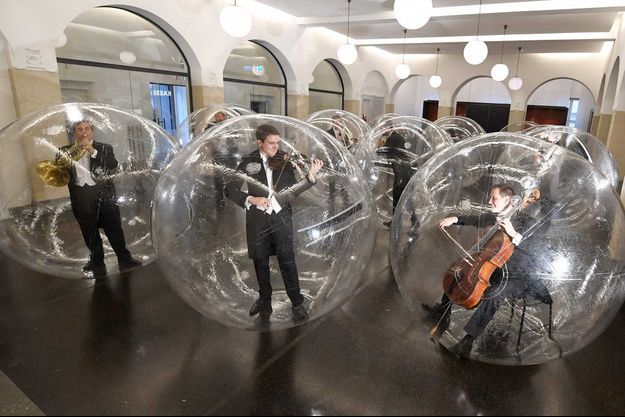 Des musiciens de l'orchestre philarmonique de Stuttgart ont joué dans des bulles pour encourager les gens à respecter les gestes barrières.