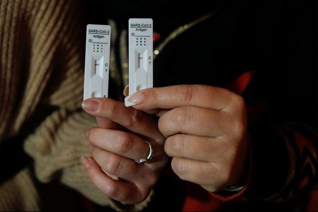 Des femmes montrent leurs résultats négatifs après avoir utilisé des kits d'autotest, à Malaga.