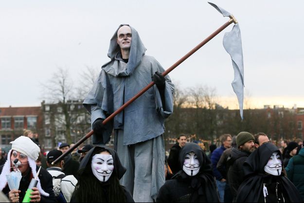 Une manifestation contre les restrictions à cause du covid-19, à Amsterdam, dimanche 24 janvier. Une manifestation contre les restrictions à cause du covid-19, à Amsterdam, dimanche 24 janvier.