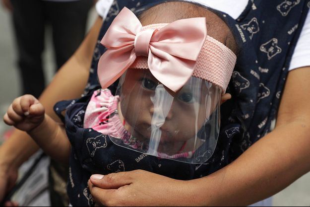 Un bébé de 6 mois masqué dans les rues de Manille, aux Philippines. Un bébé de 6 mois masqué dans les rues de Manille, aux Philippines.