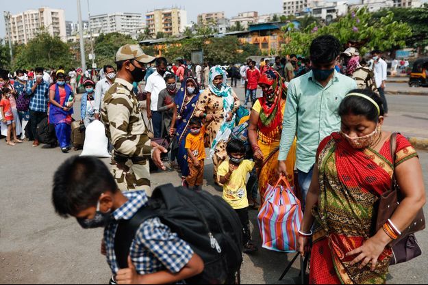 File d'attente devant un vaccinodrome à Bombay, en Inde. File d'attente devant un vaccinodrome à Bombay, en Inde.