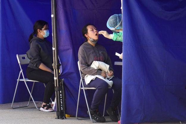 Une personne se fait tester à Hong Kong, le 11 février 2022.