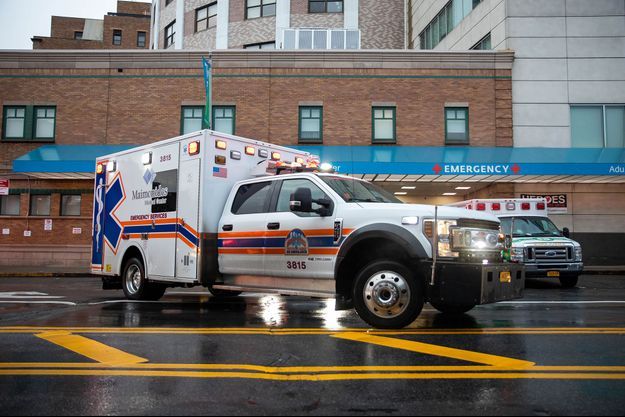 Une ambulance devant un hôpital de Brooklyn, à New York, mardi. Une ambulance devant un hôpital de Brooklyn, à New York, mardi.
