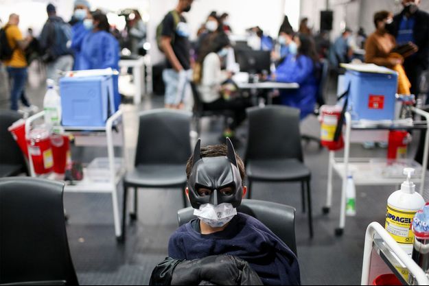Un enfant portant une tenue de Batman se fait vacciner en Colombie. Image d'illustration.