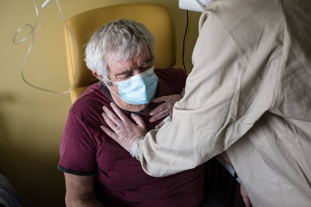 A l'hôpital, un patient guéri du Covid en séance de rééducation respiratoire (photo d'illustration).
