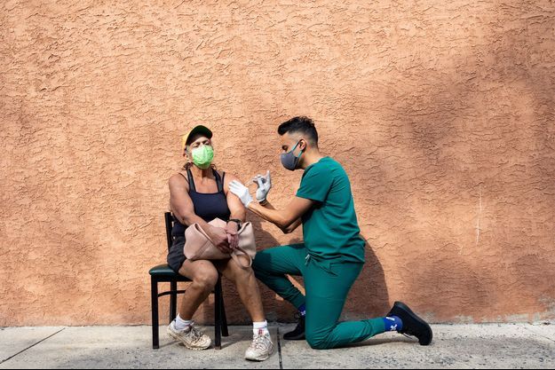 Une femme se fait injecter un booster du vaccin Pfizer, aux Etats-Unis. Une femme se fait injecter un booster du vaccin Pfizer, aux Etats-Unis.