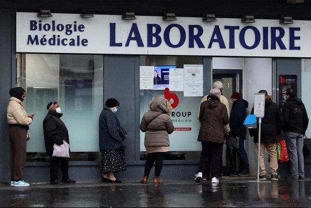 Devant un laboratoire à Paris, où des gens attendent de se faire tester.