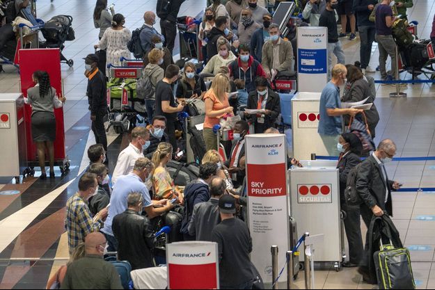 Des voyageurs patientent à l'aéroport de Johannesburg, en Afrique du Sud, pour embarquer à bord d'un vol Air France à destination de Paris le 26 novembre 2021