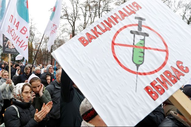 Une manifestation contre la vaccination en Ukraine. 