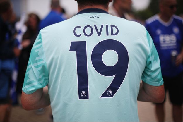 Un fan de Leicester porte un maillot de football de mauvais goût.