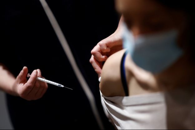 Une femme se fait vacciner à Saint-Nazaire, le 28 mai 2021.