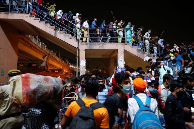 A New Dehli, les bus sont pris d'assaut pour partir avant le début du confinement. A New Dehli, les bus sont pris d'assaut pour partir avant le début du confinement.