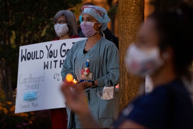 Des soignants participent à une veillée lundi soir en Californie afin de demander plus de respirateurs et d’équipements de protections. Des soignants participent à une veillée lundi soir en Californie afin de demander plus de respirateurs et d’équipements de protections.