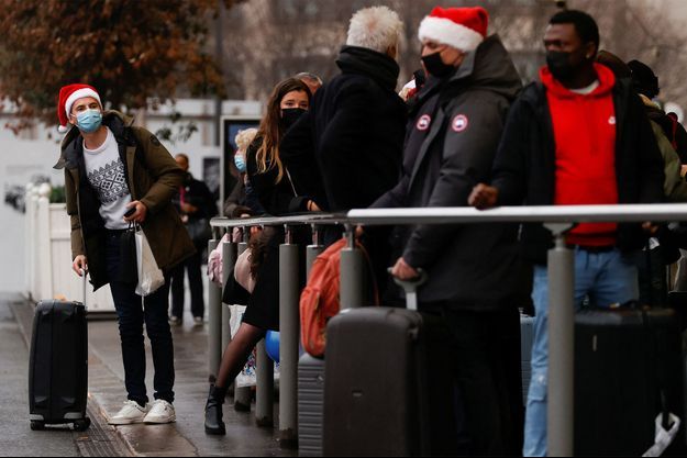 Des voyageurs attendent de prendre un taxi gare de Lyon, à Paris.