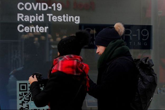 Deux personnes devant un centre de test du covid-19 à New York.