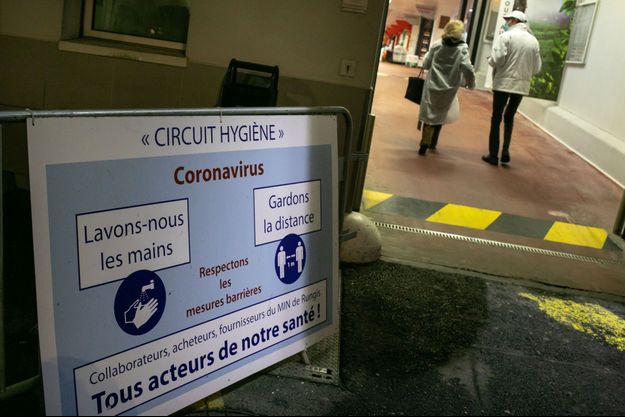 Une affiche de prévention contre le covid-19, au marché de Rungis (Val-de-Marne). Une affiche de prévention contre le covid-19, au marché de Rungis (Val-de-Marne).