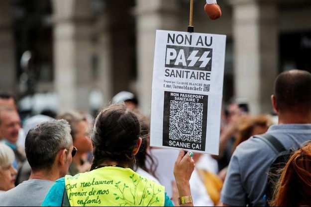 Un rassemblement contre le pass sanitaire, jeudi, à Paris. Un rassemblement contre le pass sanitaire, jeudi, à Paris.