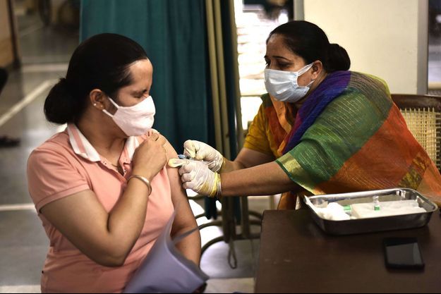 Une femme se fait vacciner à Gurugram en Inde Une femme se fait vacciner à Gurugram en Inde