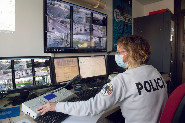 Salle Mosovo, à l’hôtel de police de Dijon. Sur les écrans, la progression du convoi, prêt à être dérouté au moindre incident. Salle Mosovo, à l’hôtel de police de Dijon. Sur les écrans, la progression du convoi, prêt à être dérouté au moindre incident.