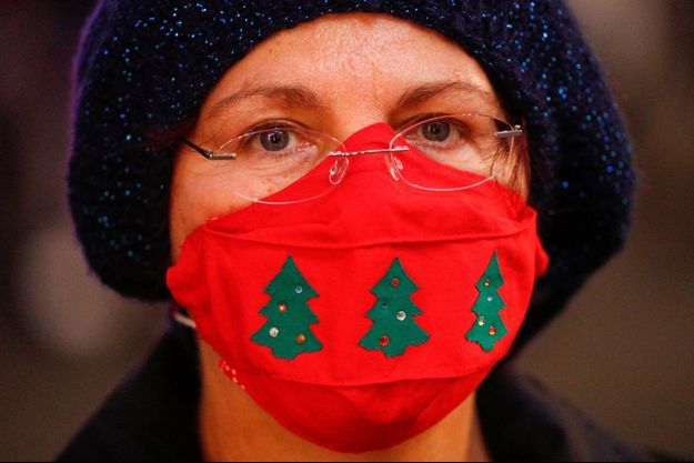 Une femme dans les rues de Rome avec un masque aux couleurs de Noël. Une femme dans les rues de Rome avec un masque aux couleurs de Noël.