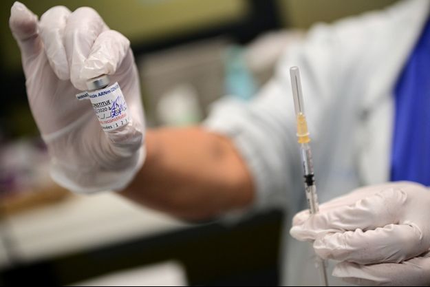 Le vaccin Pfizer-BioNTech entre les mains d'un soignants, à l'hôpital Hôtel-Dieu, à Paris. 