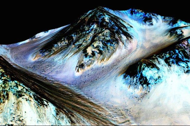 Ci-dessus, les rayures sombres repérées par Lujendra Ojha ont été baptisées "recurring slope lineae" (RSL), lignes récurrentes sur pentes. Elles attestent de la présence d'eau liquide sur Mars. 