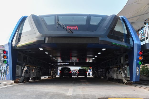 Le prototype de bus "enjambeur" de voitures, dévoilé en Chine