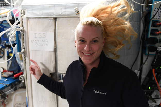 Kate Rubins depuis l'ISS. Kate Rubins depuis l'ISS.