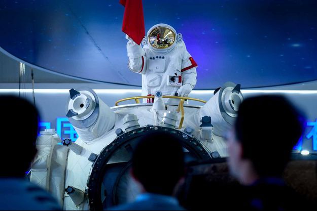 Surmontée d'un mannequin en tenue de cosmonaute et flanquée du drapeau national rouge et jaune, la base spatiale était présentée au Salon d'aéronautique et d'aérospatiale de Zhuhai.