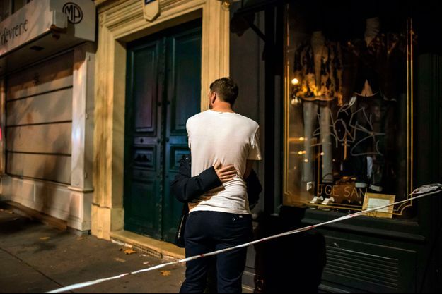 14 novembre 2015. Non loin du Bataclan, après l'attentat, un couple se réconforte.